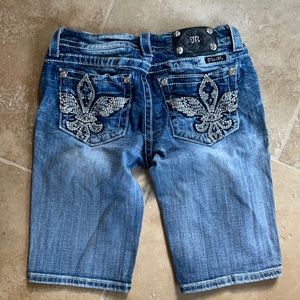 Ladies Miss Me Bermuda shorts size 28 with Fleur de lis on pocket